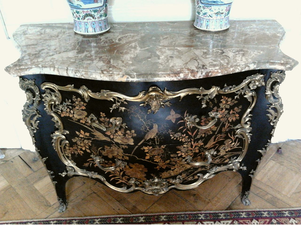France_Neo-rococo_commode.jpg