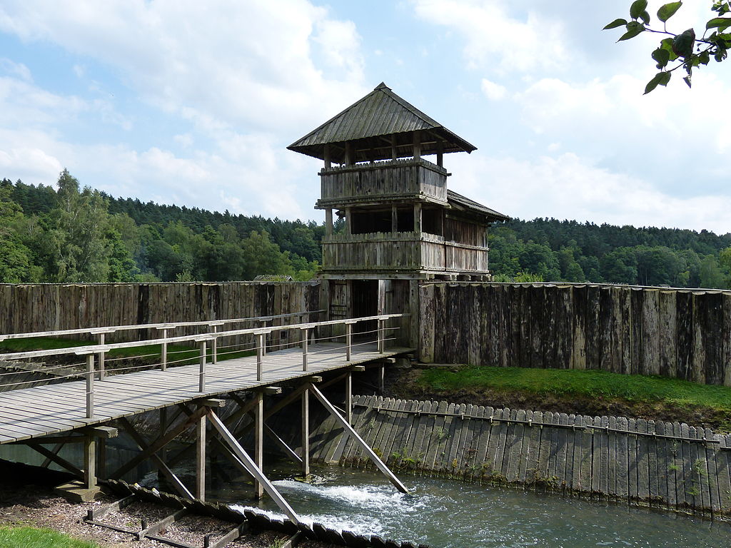 Freilichtmuseum_Groß_Raden_-_Torhaus_1.jpg