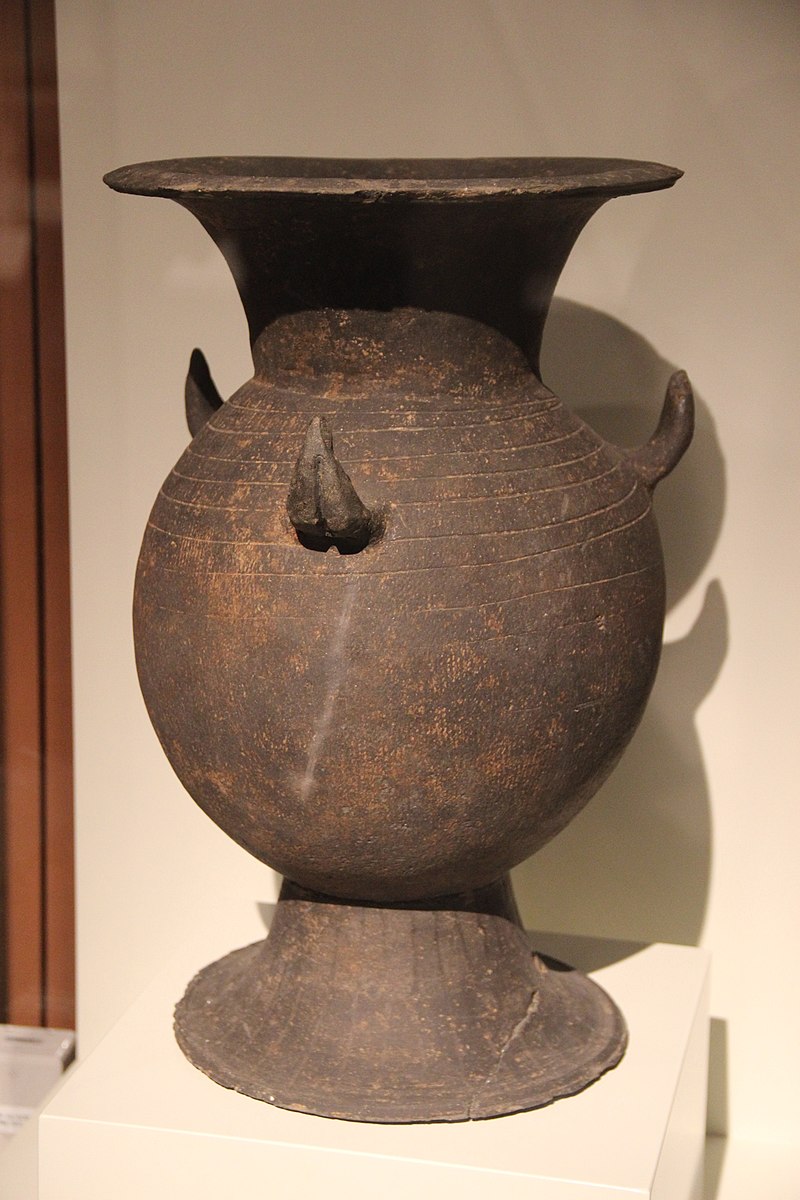 Gaya_Confederacy_Pottery_Urn_(17998374545).jpg