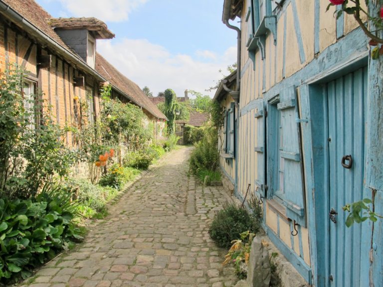 Gerberoy-Oise-rue-fleurie-768x576.jpg