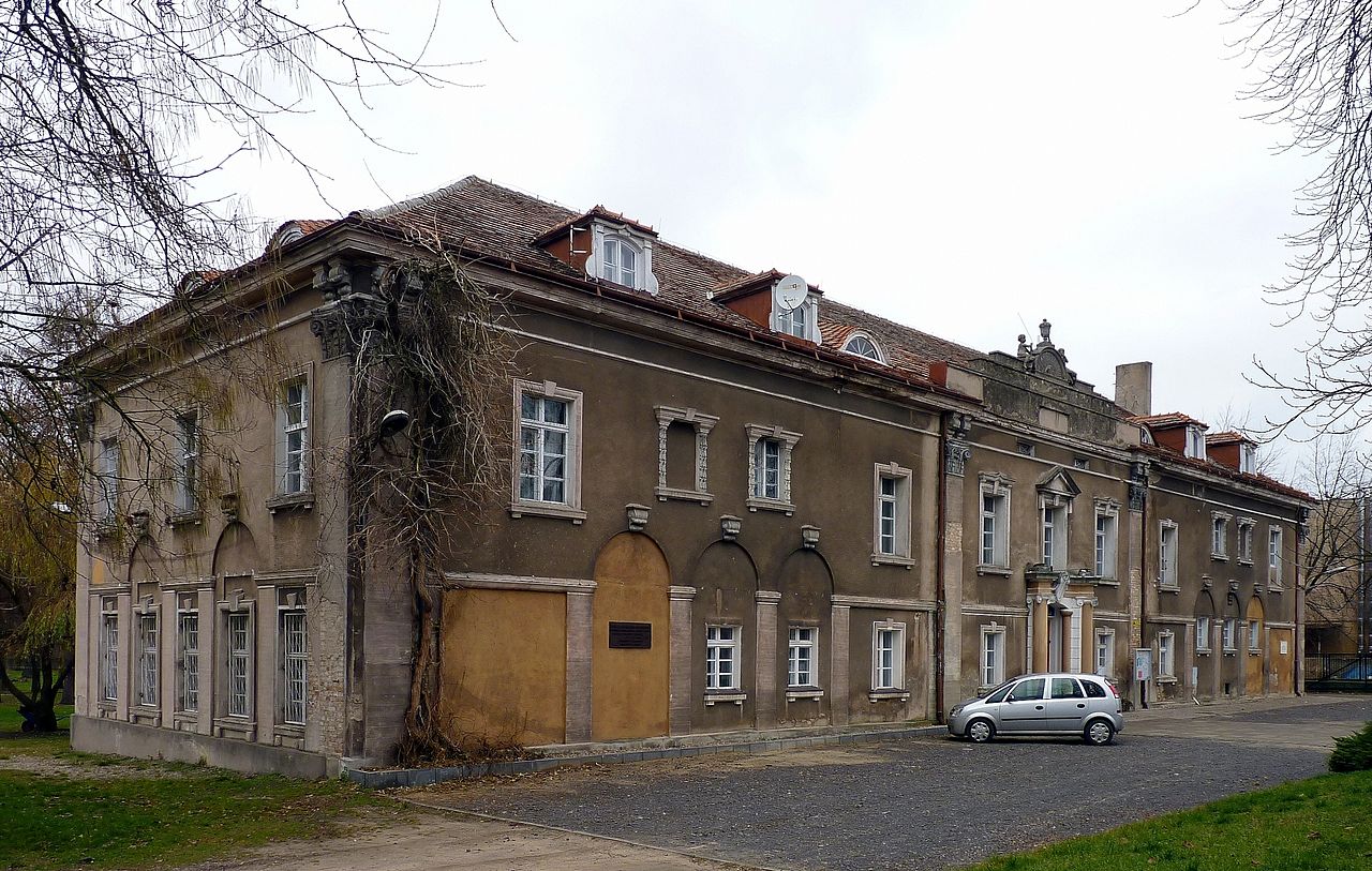 Gniezno,_zespół_budynku_Uniwersytetu_Ludowego,_1919-1920.jpg