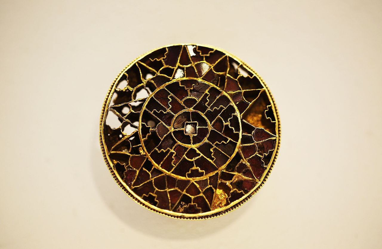 Goldgefasster_Granatschmuck_aus_dem_6._Jh._n._Chr.,_Hürth-Kalscheuren.jpg