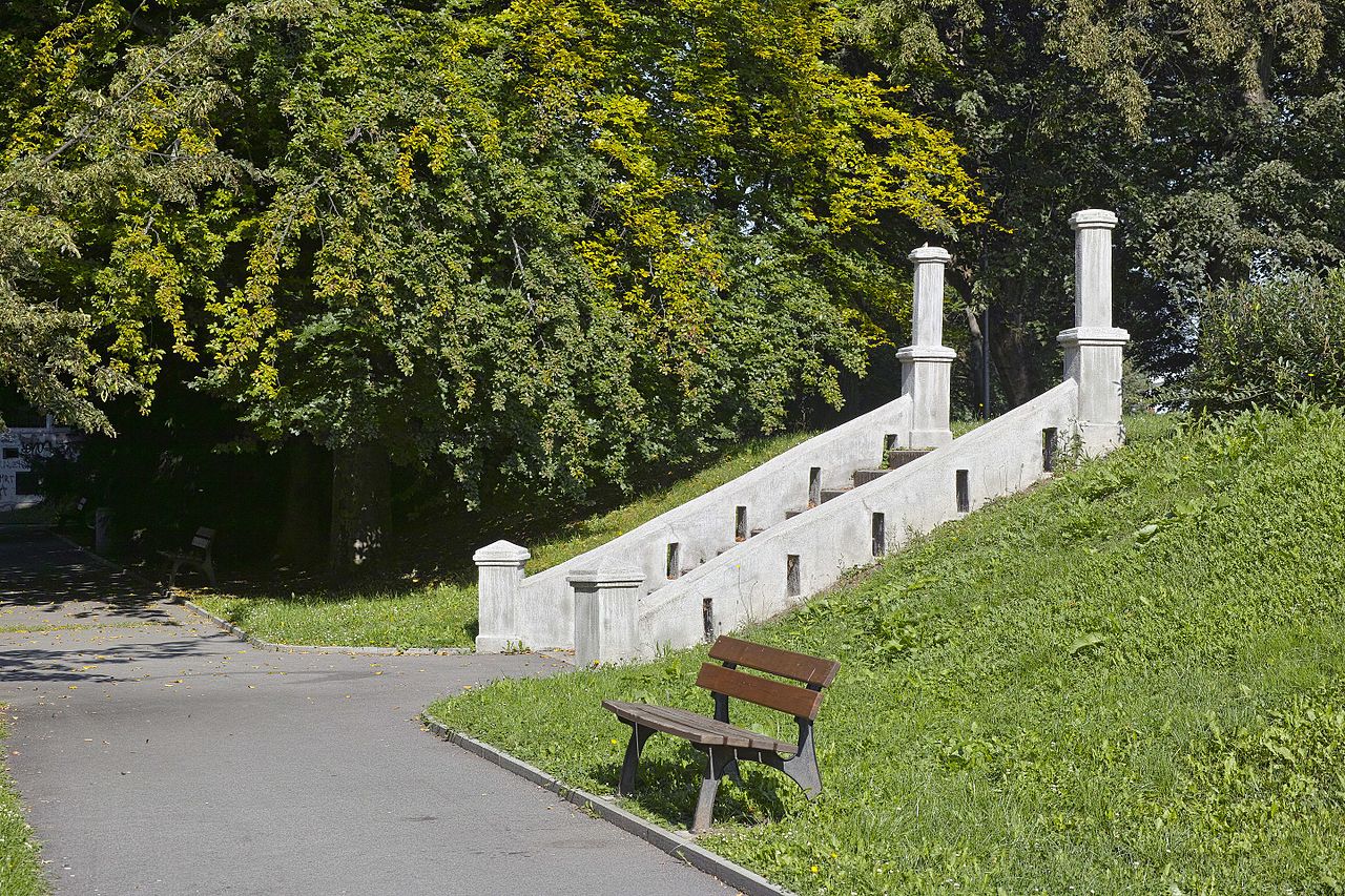 Háječek,_hráz_Krumlovského_rybníku.jpg