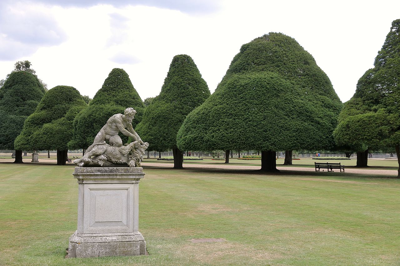 Hampton-Court-Palace_JBU03.jpg