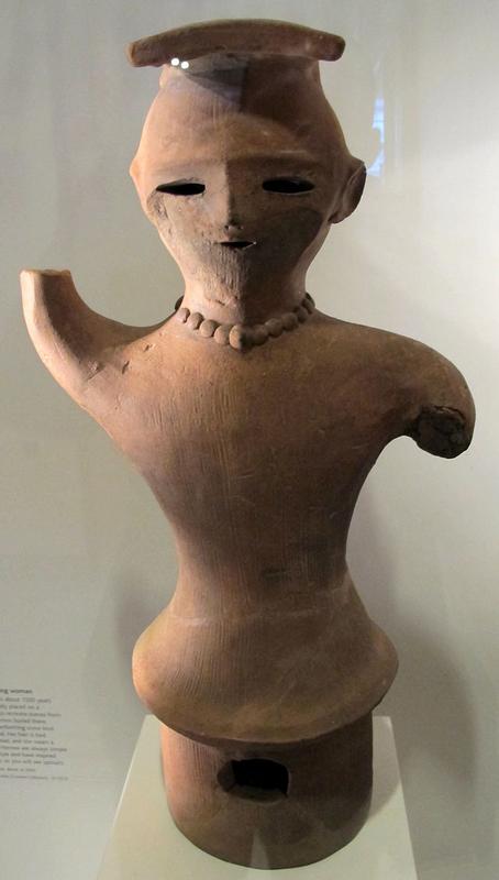Haniwa_con_donna_che_fa_danza_rituale,_V_sec.JPG
