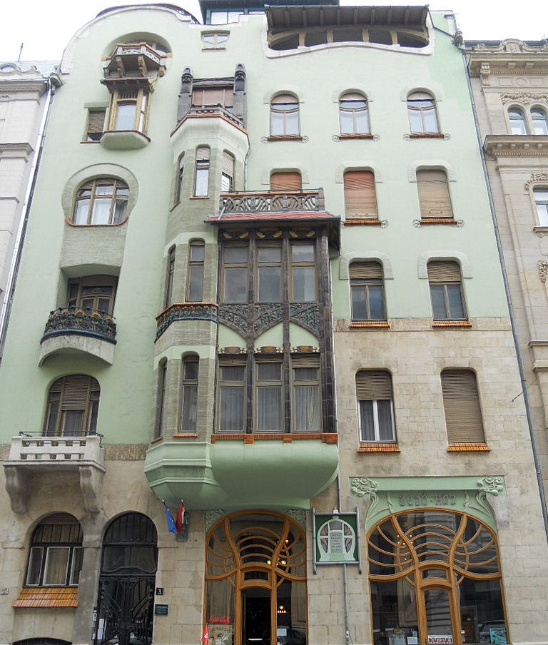 Honvéd utca 3 Bedő-ház (Maison de la Sécession hongroise, Emil Vídor 1903) (1).jpg