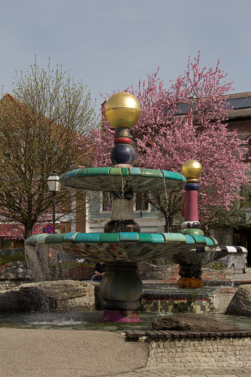 Hundertwasserbrunnen_in_Zwettl.jpg