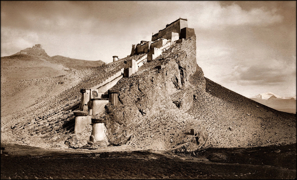 Kampa_Dzong,_Tibet_1904_John_C._White_RESTORED.jpg