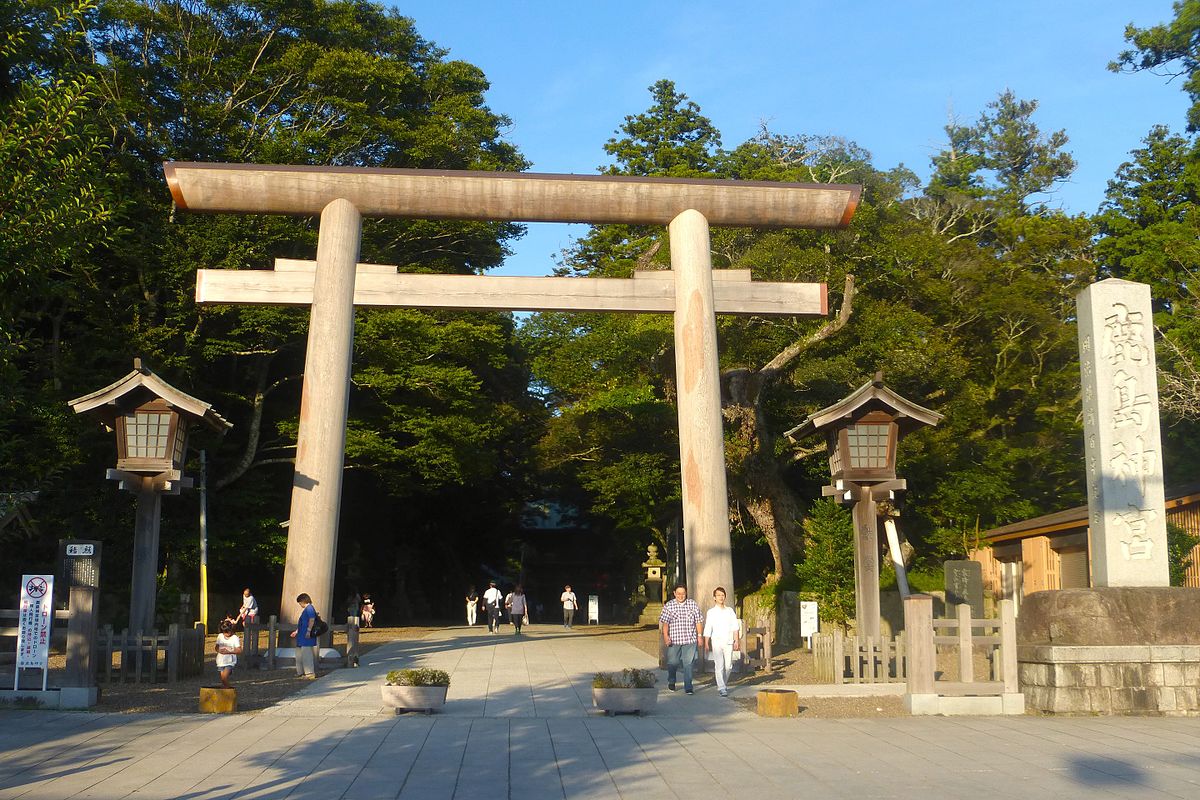 Kashima_Shrine_main_torii_-_sept_22_2015.jpg