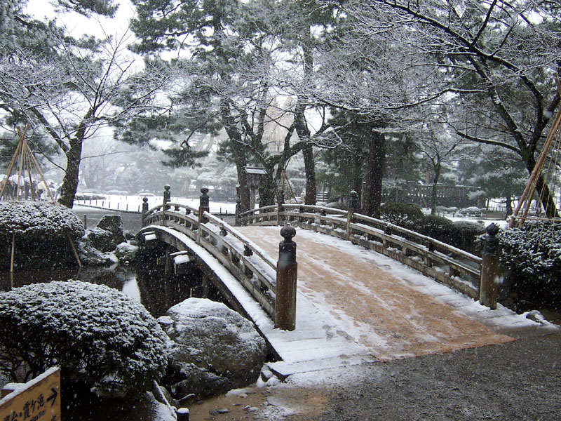 Kenrokuen_bridge.jpg