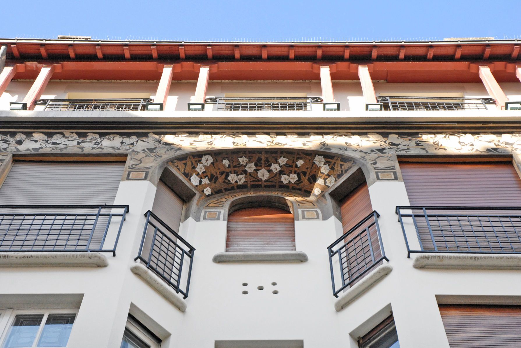 La_façade_de_l'immeuble_art_nouveau,_7_rue_Lebouis,_Paris_2010.jpg