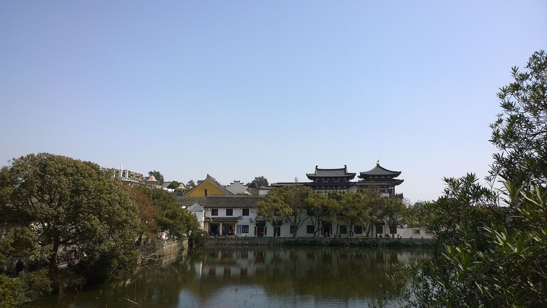 Lake_and_Building_at_the_Puji_Temple_in_Putuoshan_China.jpg