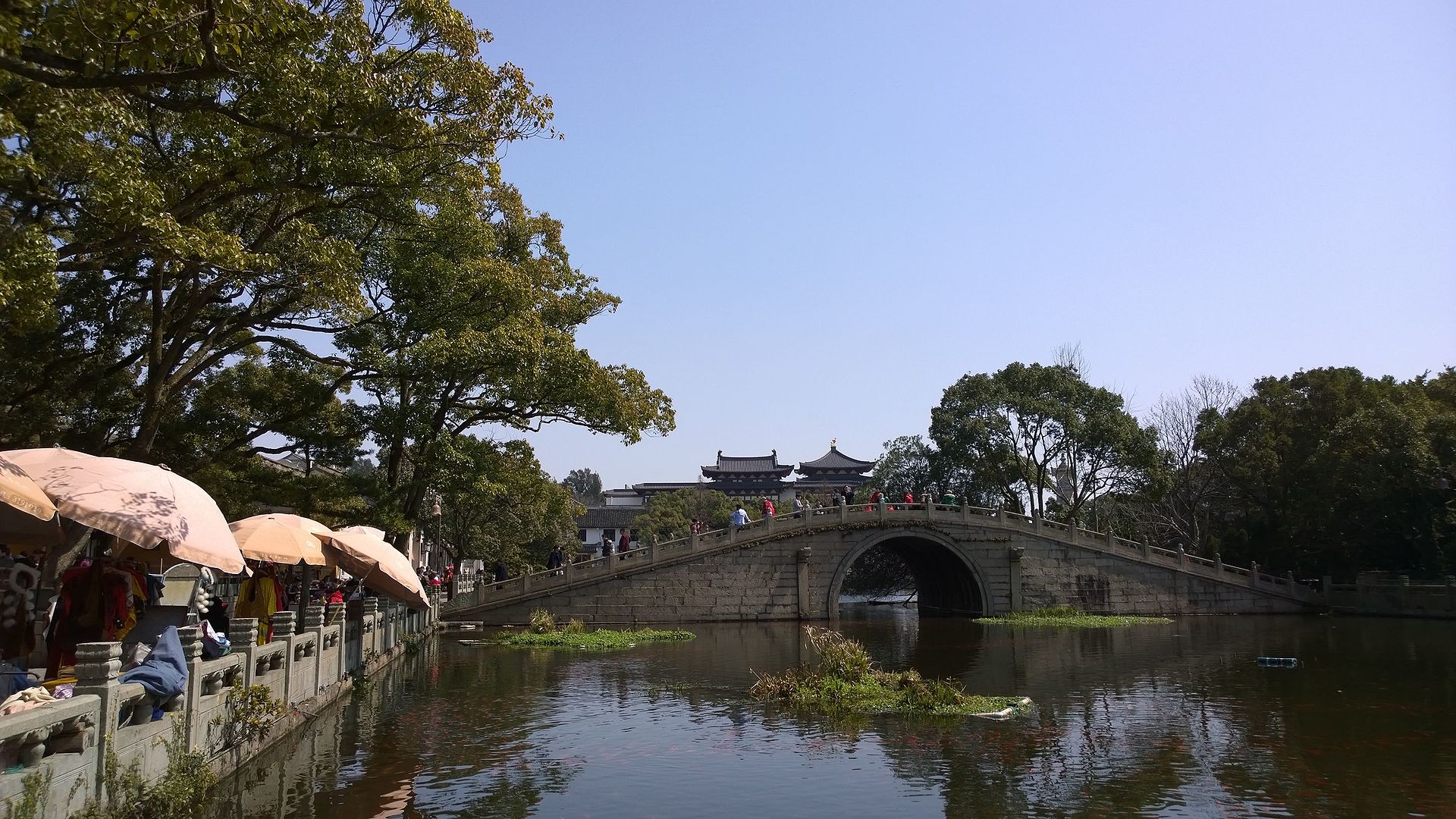 Lake_at_Puji_Temple.jpg