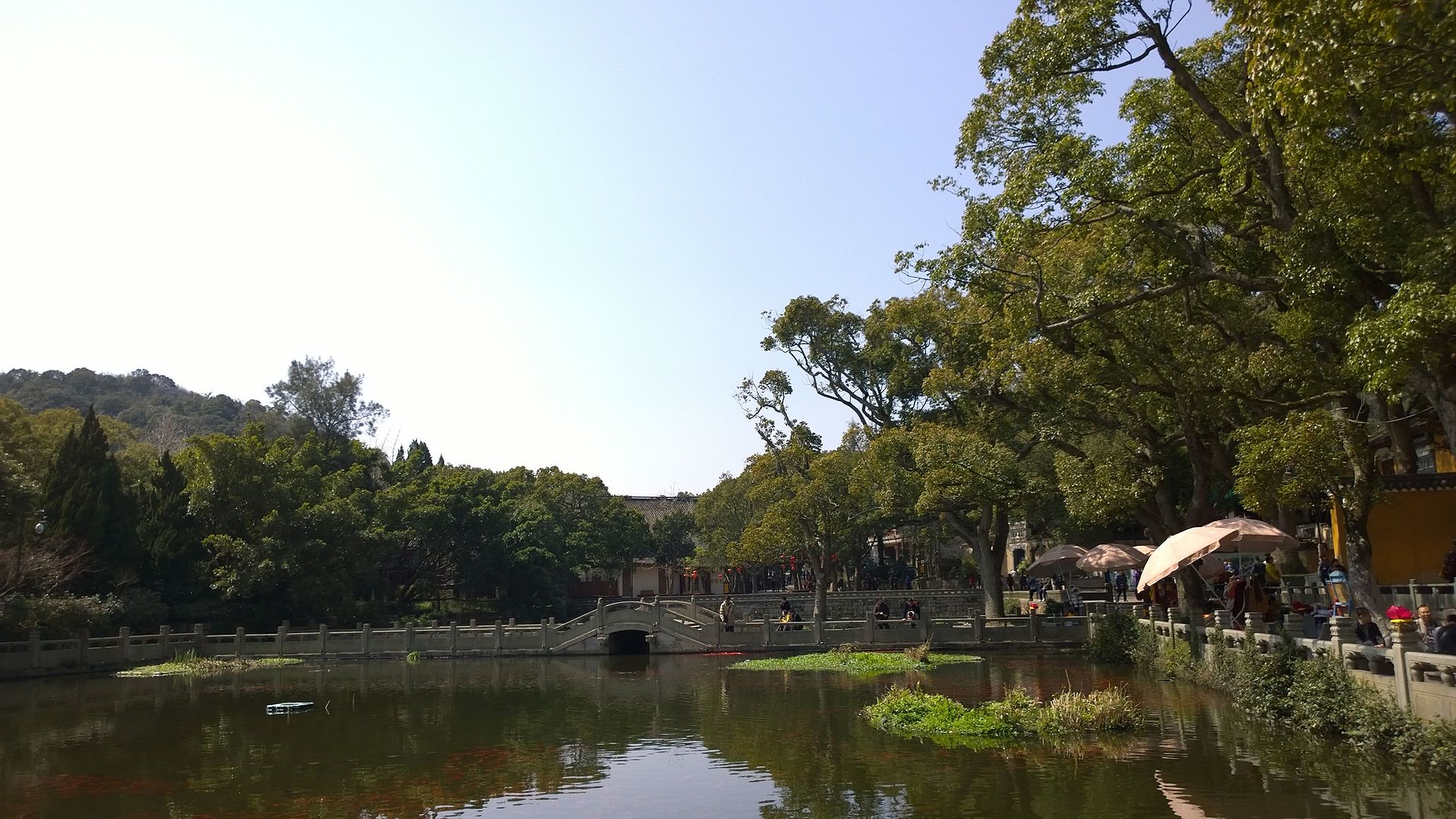 Lake_at_Puji_Temple_2.jpg