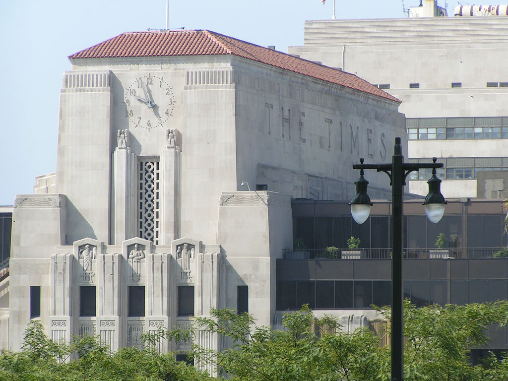 Los_Angeles_Times_building_and_lamp.jpg