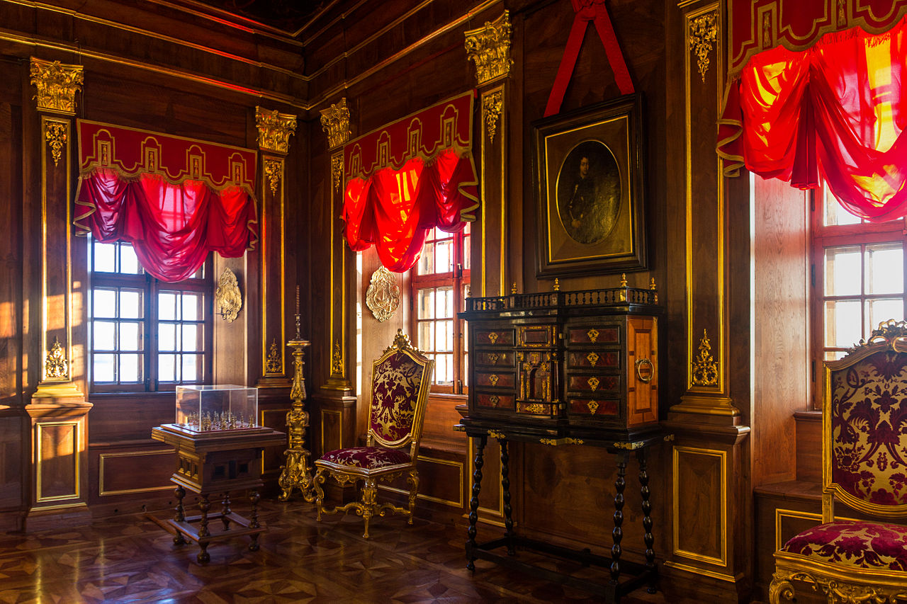 Menshikov_Palace_(Walnut_Study).jpg