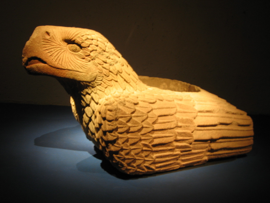 Mighty_carved_stone_eagle.jpg