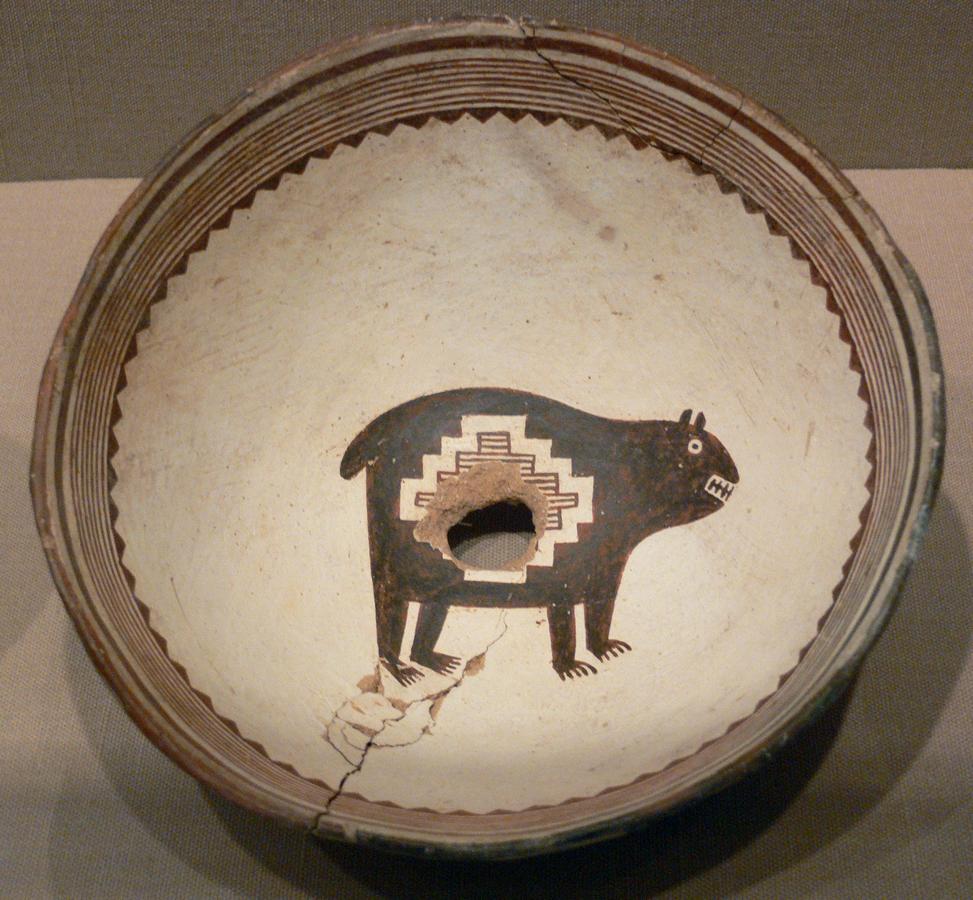 Mimbres_Bowl_with_bear_DMA_1990-216-FA.jpg