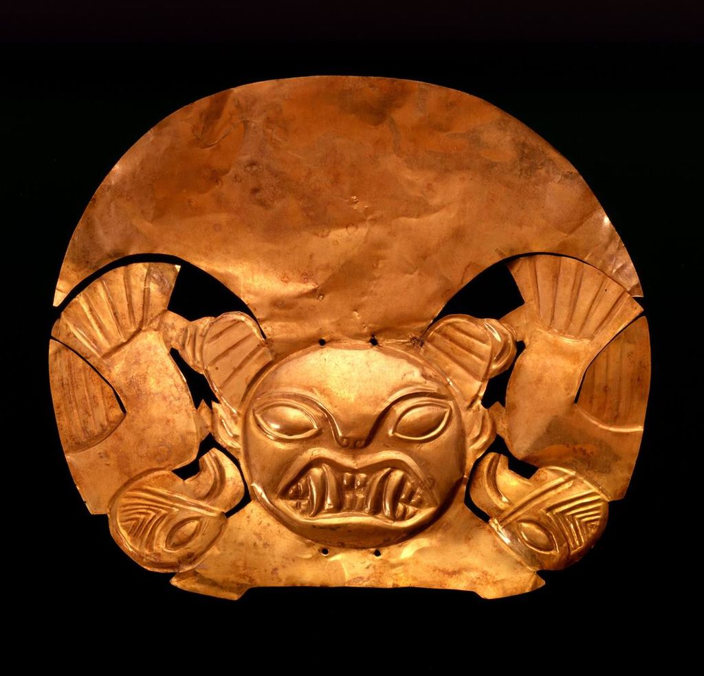 Mochica_headdress_Larco_museum.jpg