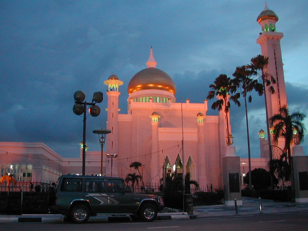 Omar Ali Saifuddien Mosque in Brunei (nightfall).jpg