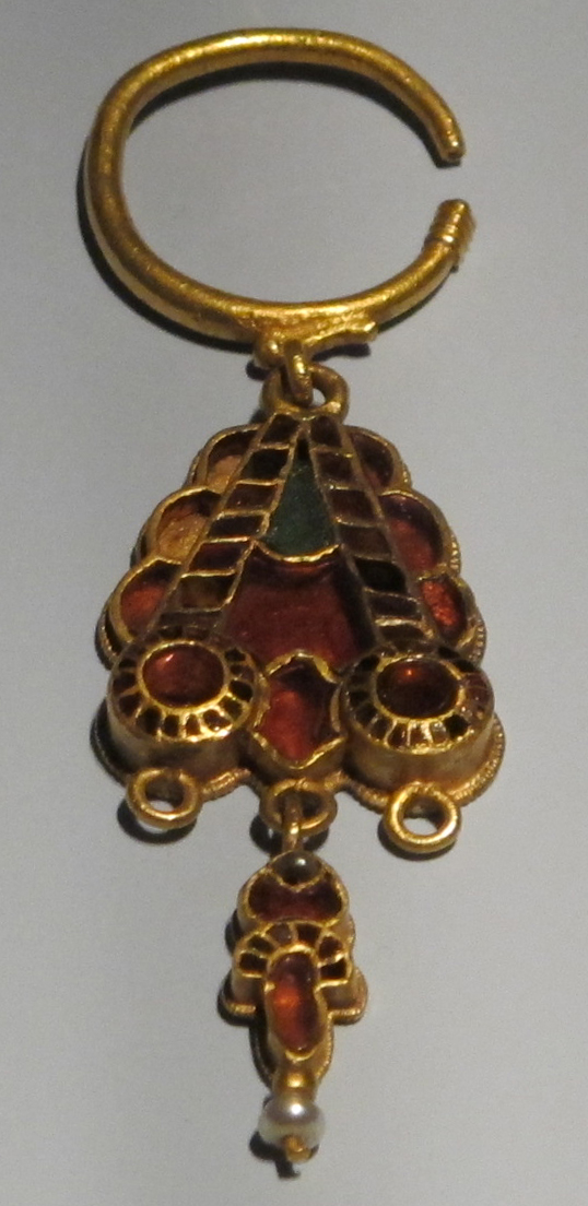 Orecchino_a_pendente,_arte_ostrogota_da_domagnano_(s._marino),_500_ca.jpg