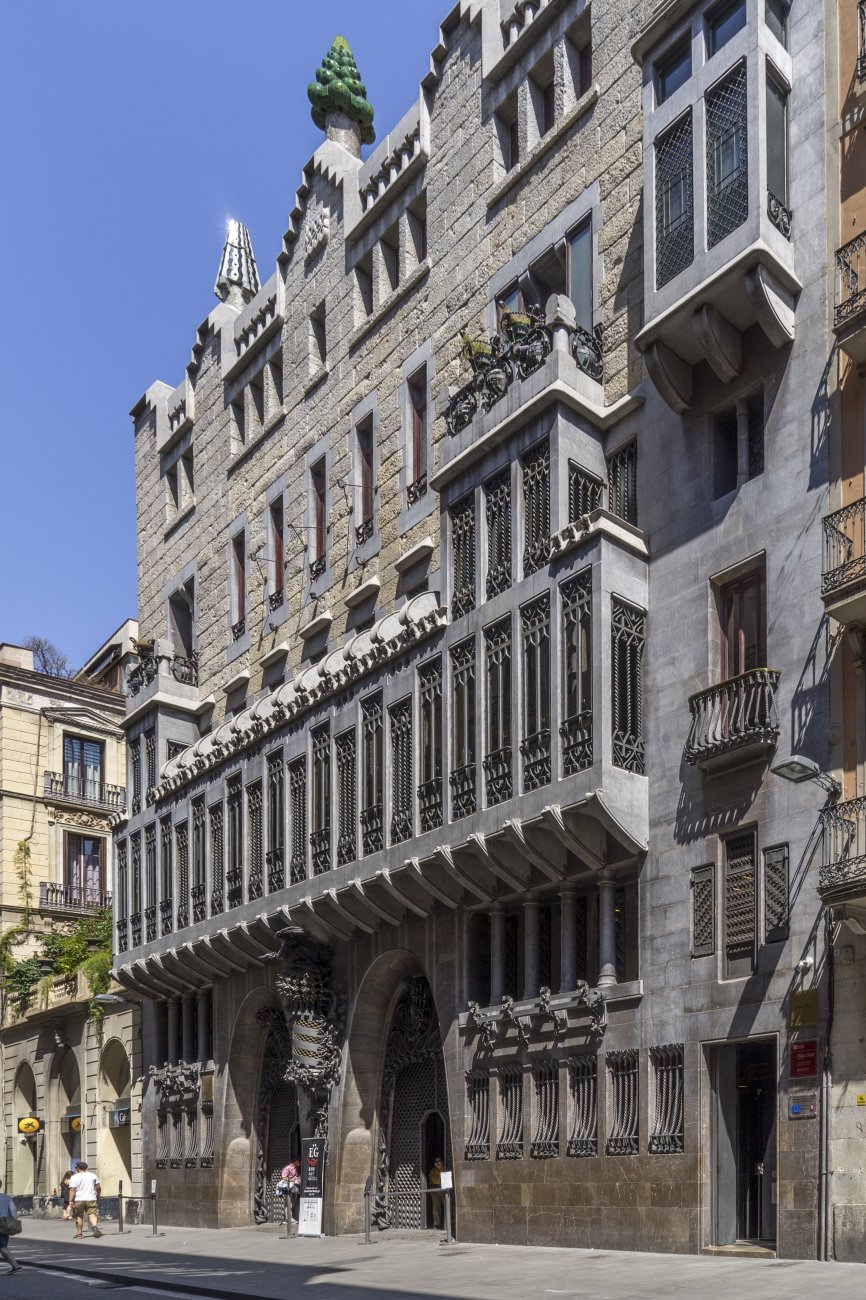 Palau_Güell,_Antoni_Gaudi,_Barcelona_2.jpg