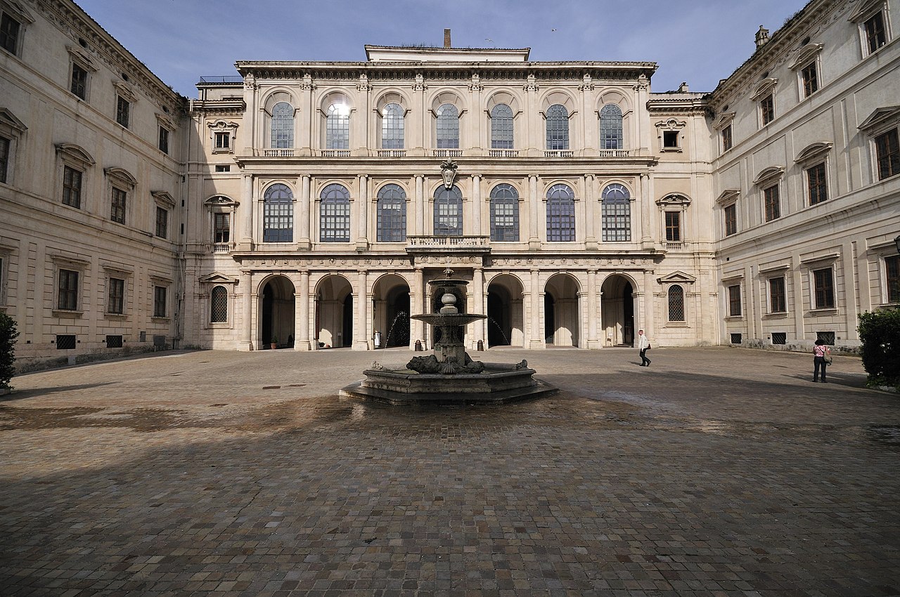 Palazzo_Barberini_-_panoramio.jpg