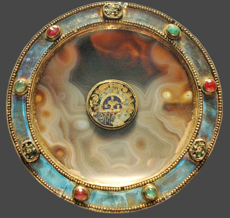 Paten_._Diskos_Sardoniks_Konstantinopol_9v._12.6_Louvre.jpg