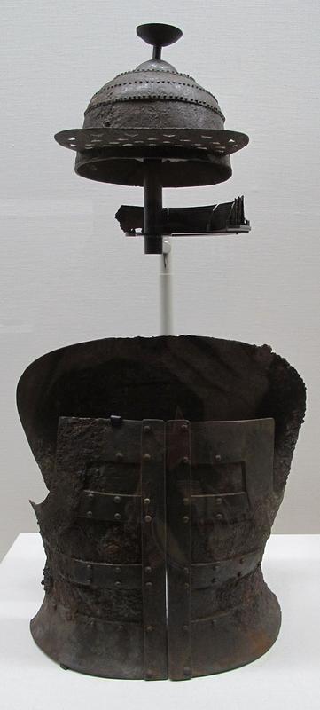 Periodo_kofun,_armatura_con_elmetto,_V_sec.JPG