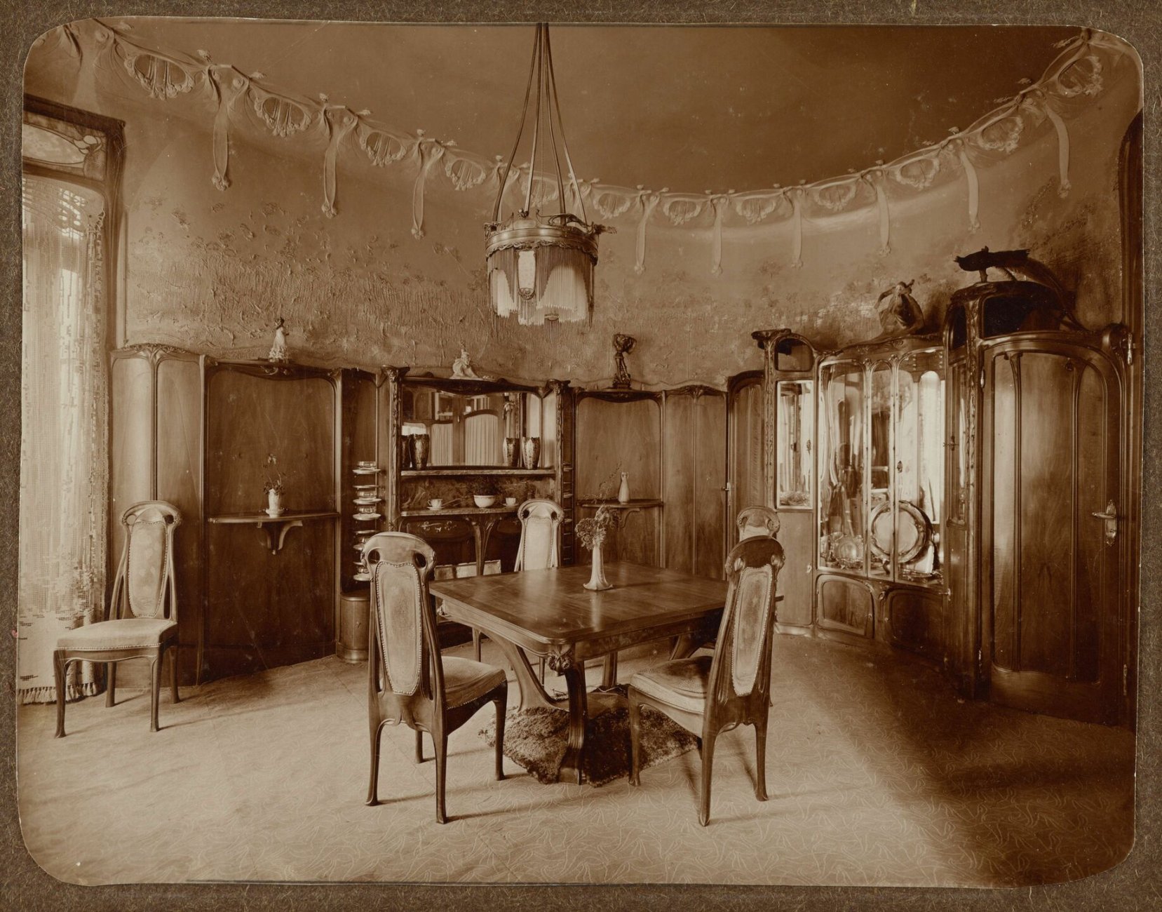 Photograph,_Dining_Room,_Hotel_Guimard,_Rue_Mozart,_Paris,_ca._1910_(CH_18411061).jpg