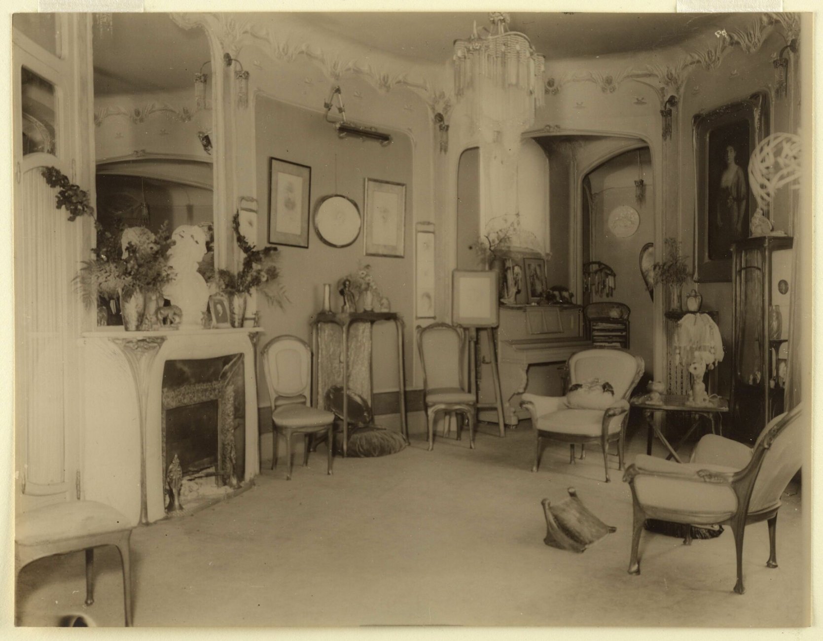 Photograph,_House_of_Hector_Guimard,_ca._1910_(CH_18411059).jpg