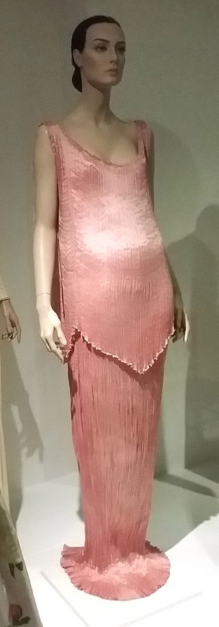 Pink_Delphos_dress_by_Fortuny,_1920s.jpg