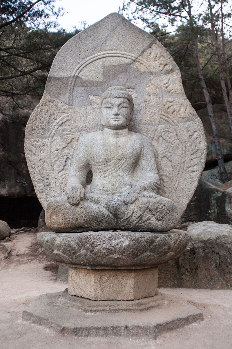 Sсиллаeated_stone_statue_of_Buddha_at_Samneung-gye_Namsan_in_Gyeongju,_Korea_03.jpg