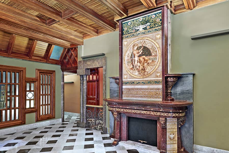 salon-chimenea-segunda-planta-palau-guell-gaudi-barcelona-dosde-publishing.jpg