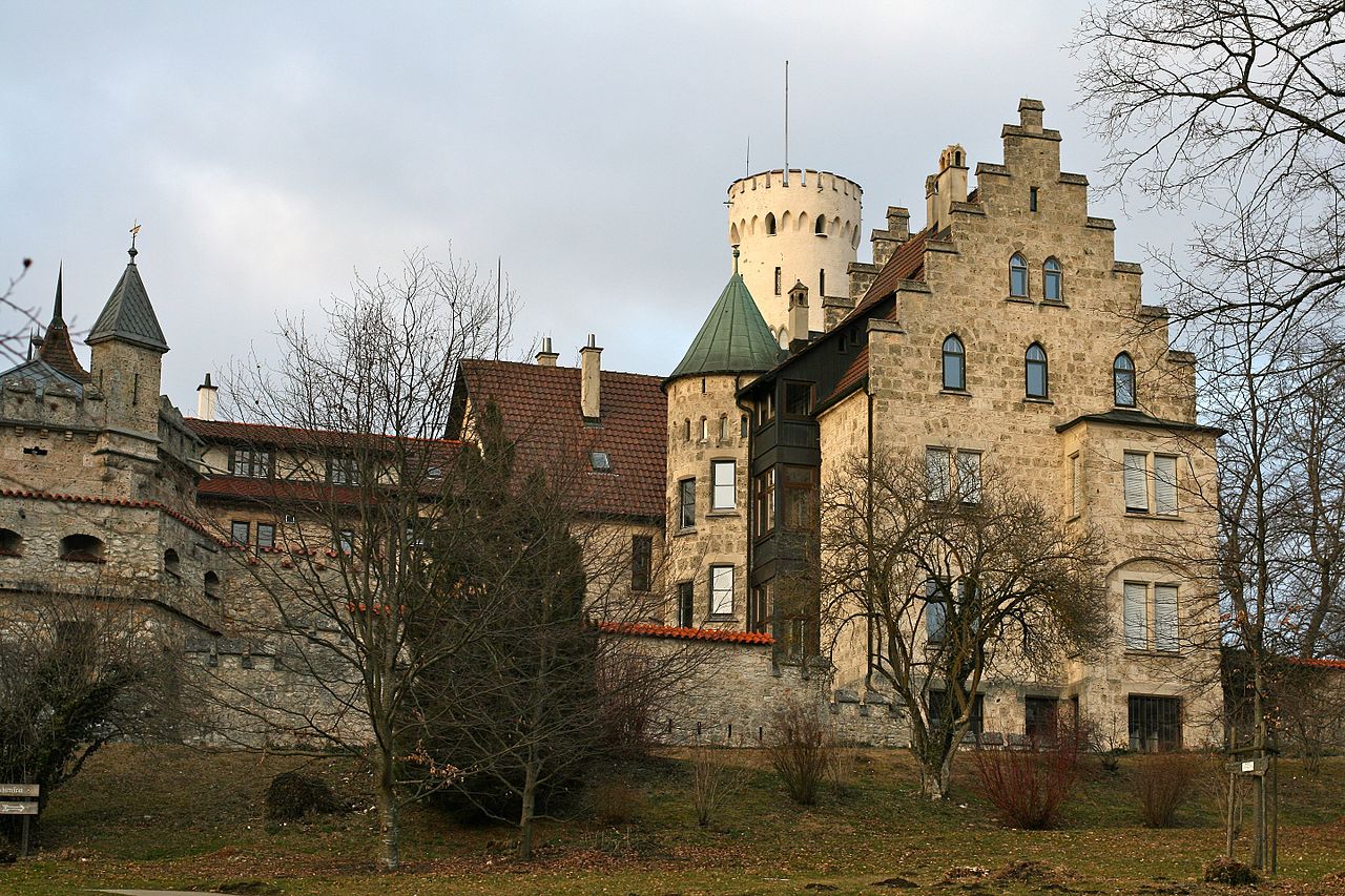 Schloss_Lichenstein_-_panoramio.jpg