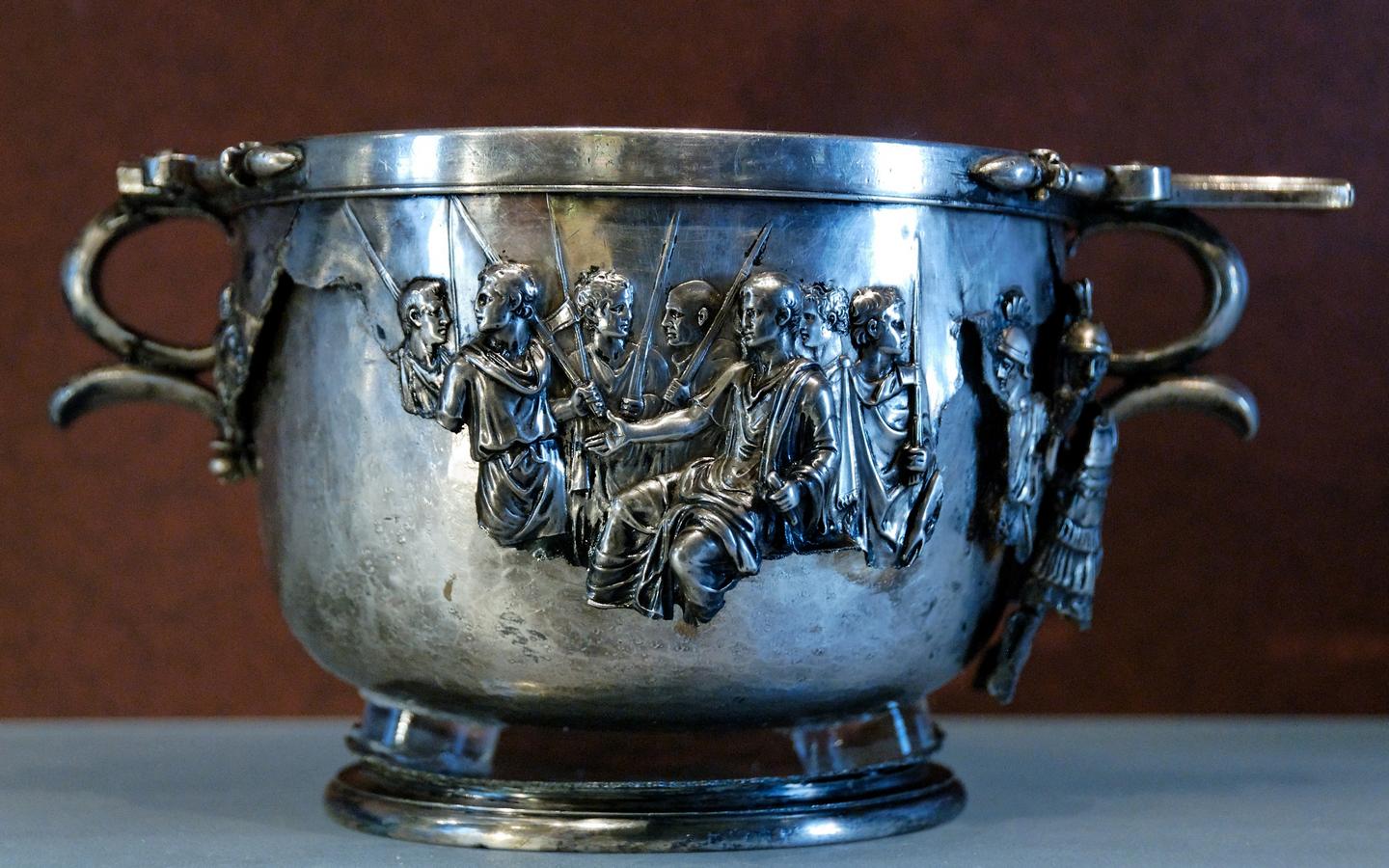 Seated_Augustus_receiving_the_.jpg