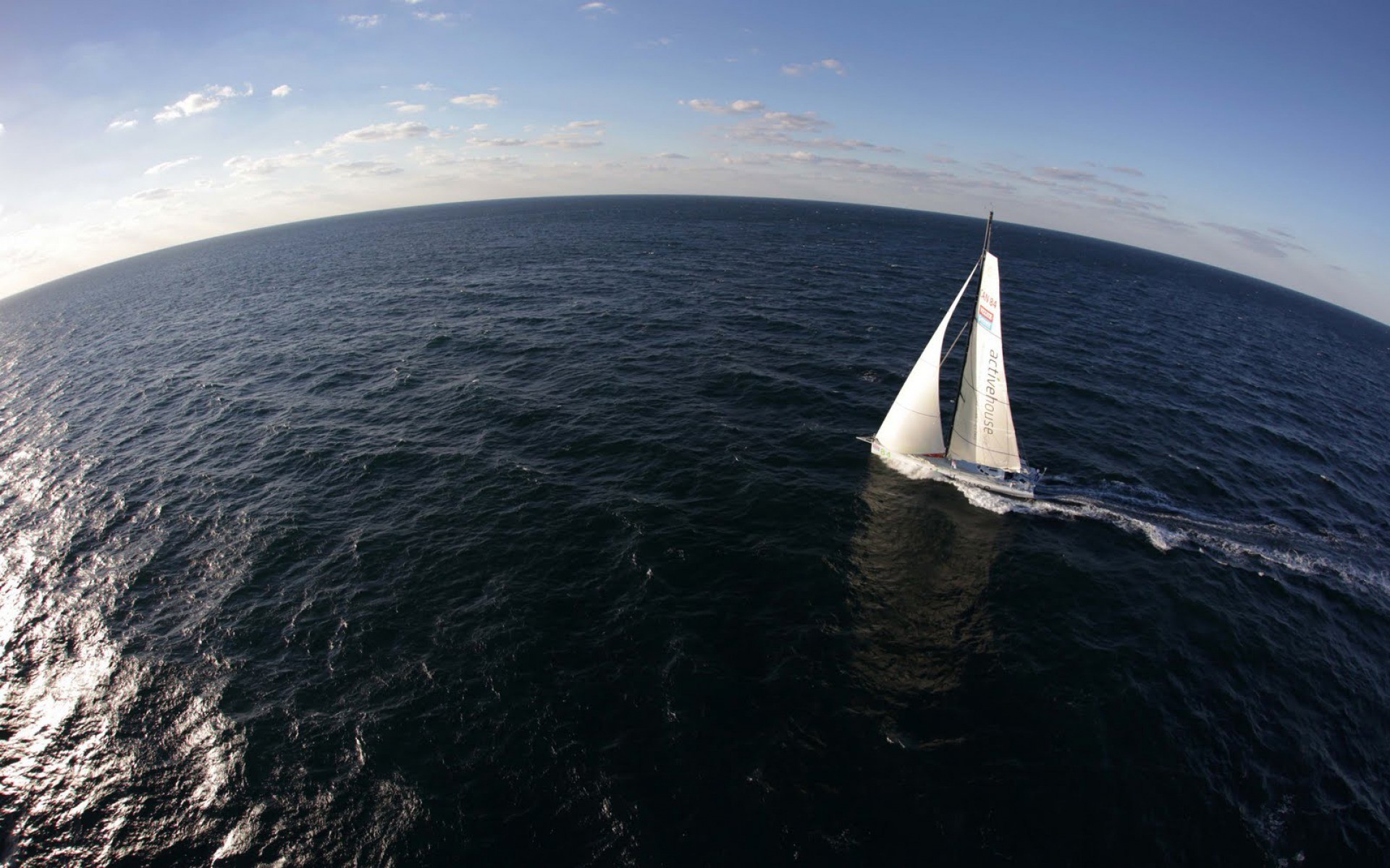Ships_Yacht_in_the_vast_ocean_104010_.jpg