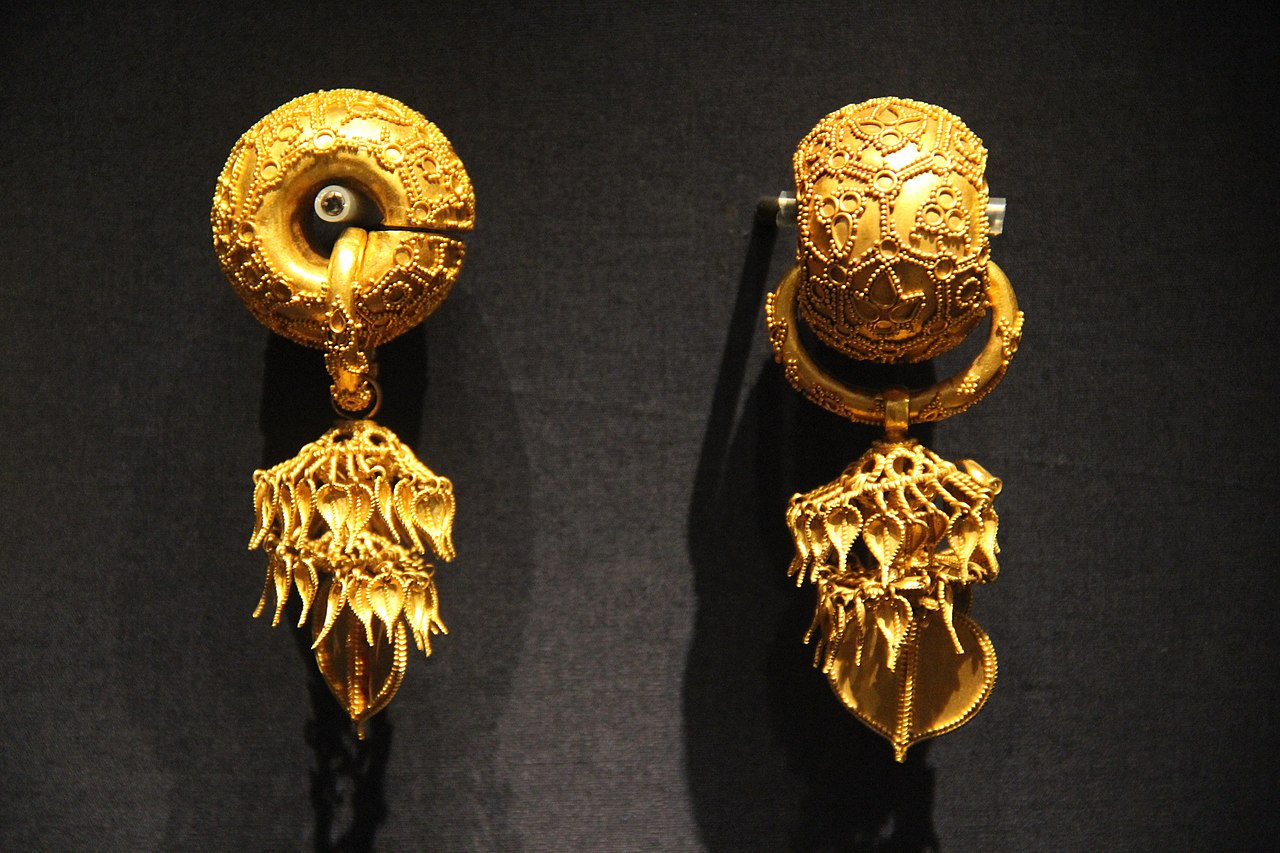 Silla_Kingdom_Gold_Earrings_02.jpg