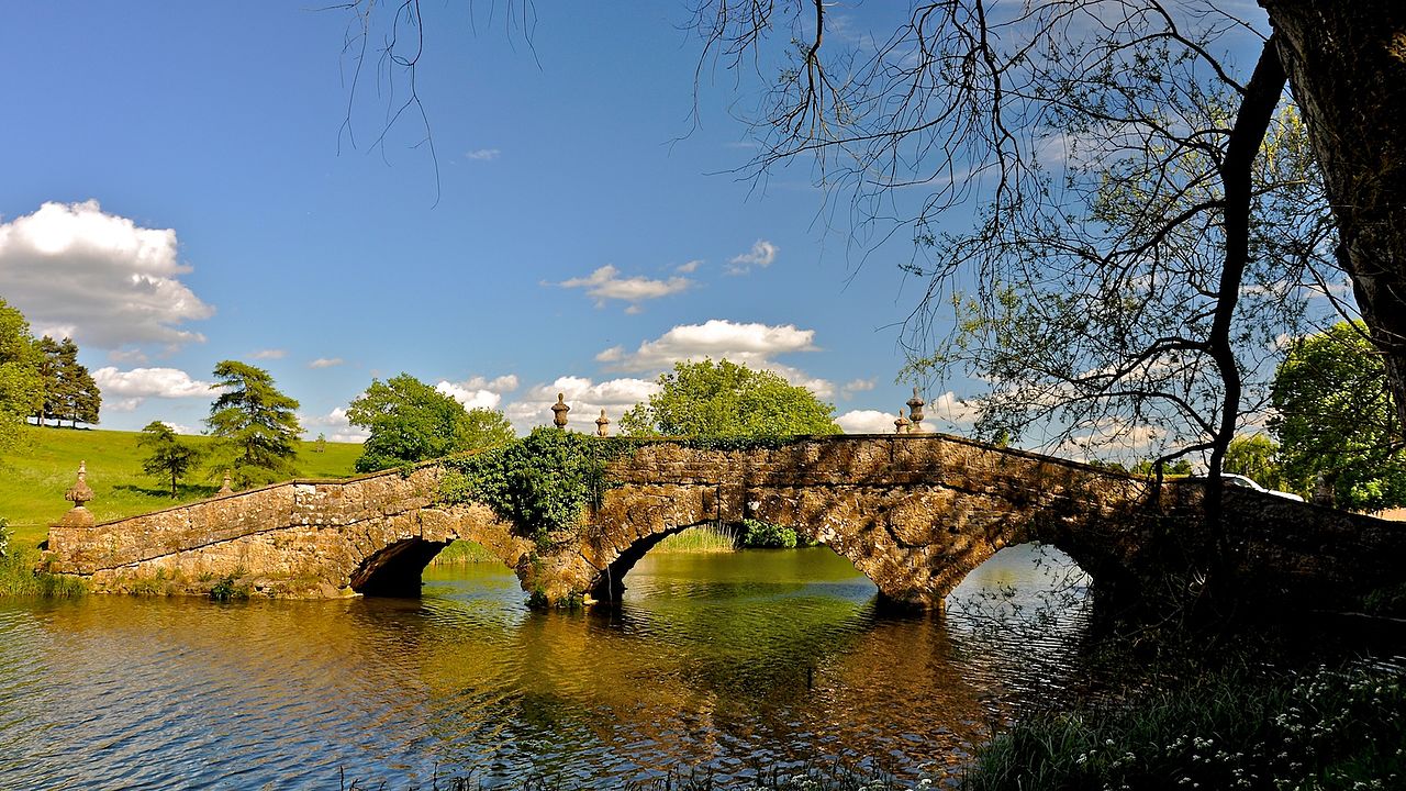 Stowe_Park,_Buckinghamshire_(4664087049).jpg