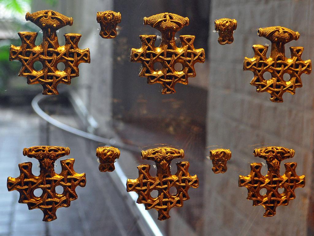 Stralsund,_Kopie_vom_Hiddenseer_Goldschmuck,_by_Klugschnacker_in_Wikipedia_(2014-08-20)_1.jpg
