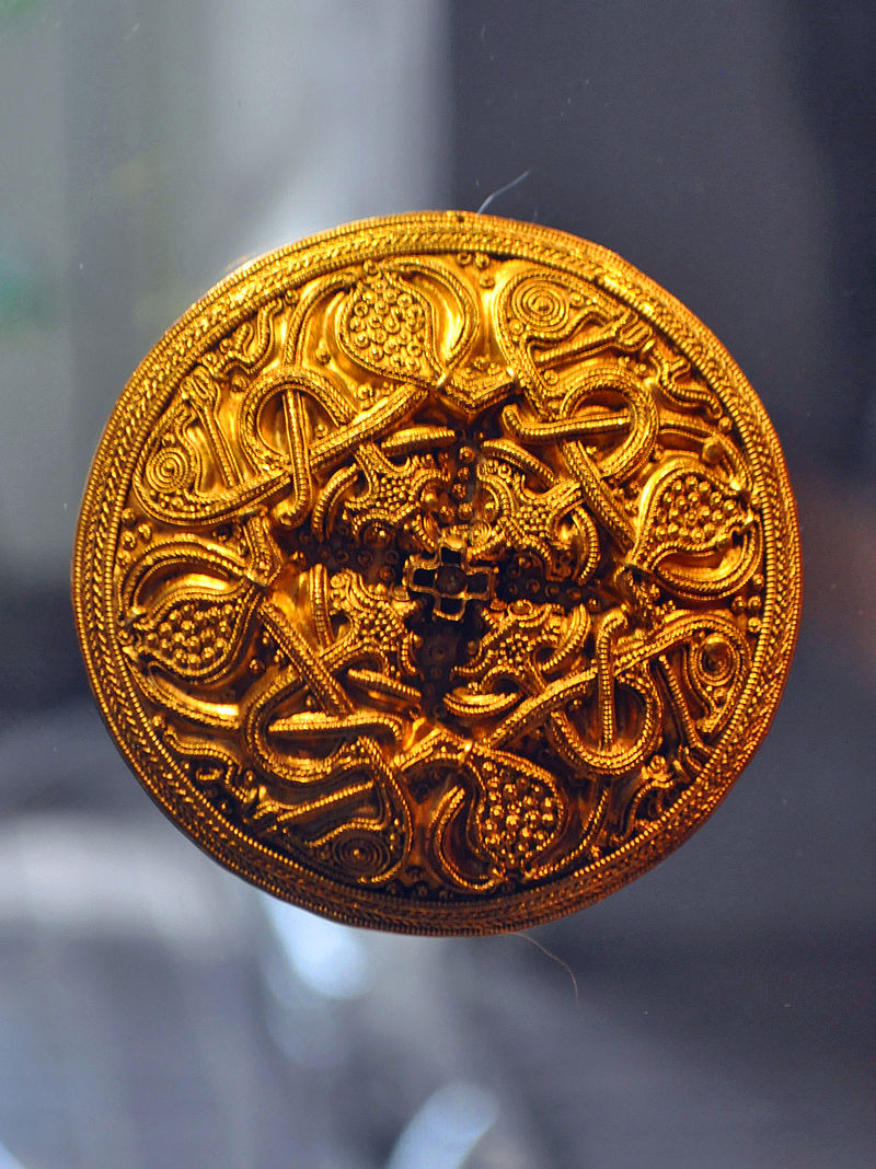 Stralsund,_Kopie_vom_Hiddenseer_Goldschmuck,_by_Klugschnacker_in_Wikipedia_(2014-08-20)_3.jpg