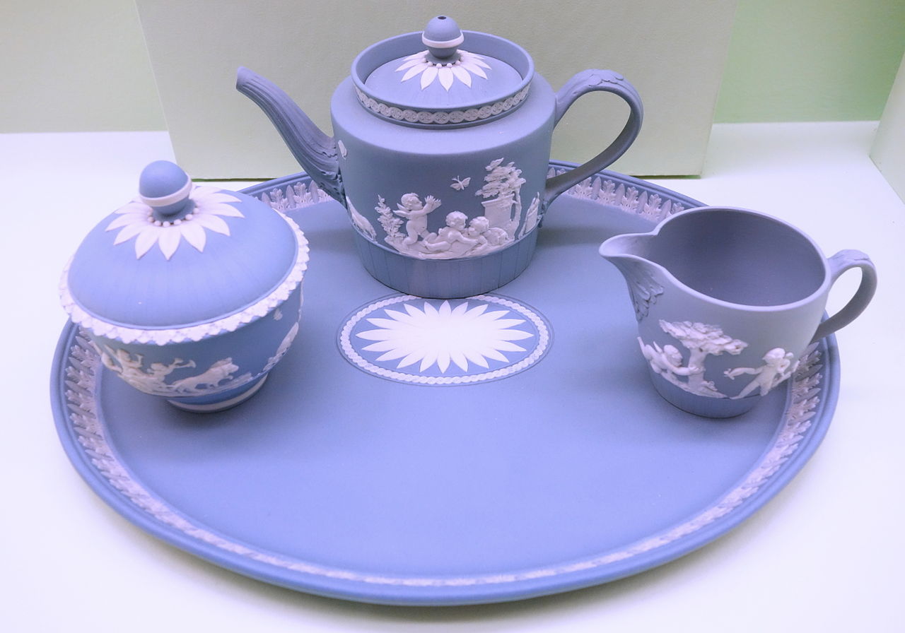 Tea_Set_on_Tray_-_Wedgwood,_c._1785_-_Brooklyn_Museum_-_DSC09042.JPG