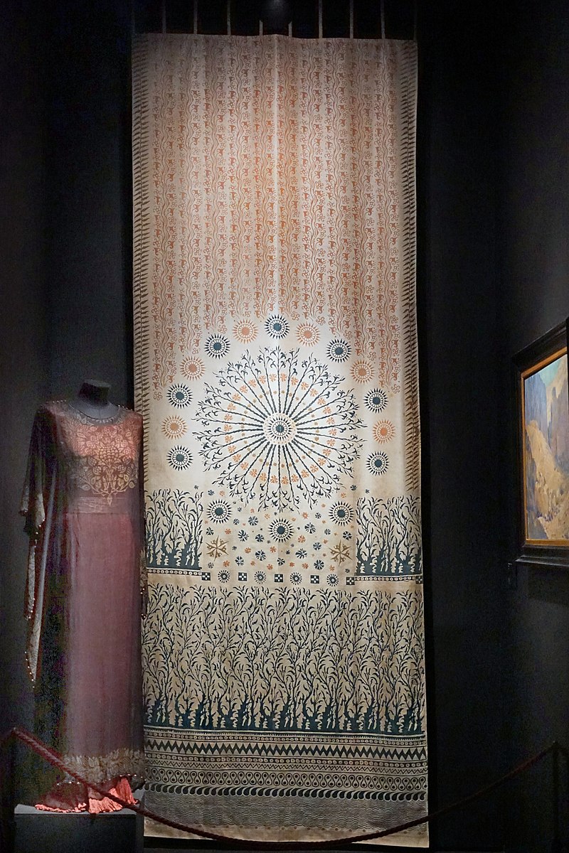 Tenture_et_robe_de_Mariano_Fortuny_(Musée_Fortuny,_Venise).jpg