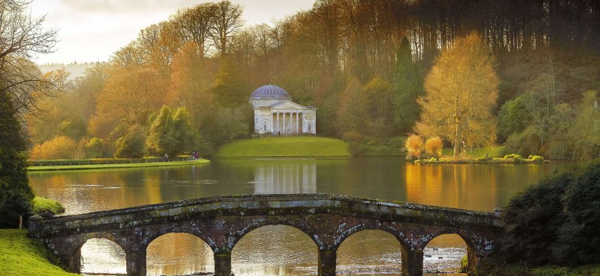 The-garden-in-winter-at-Stourhead-Wiltshire-cNational-Trust-Anthony-Parkinson-870x400.jpg