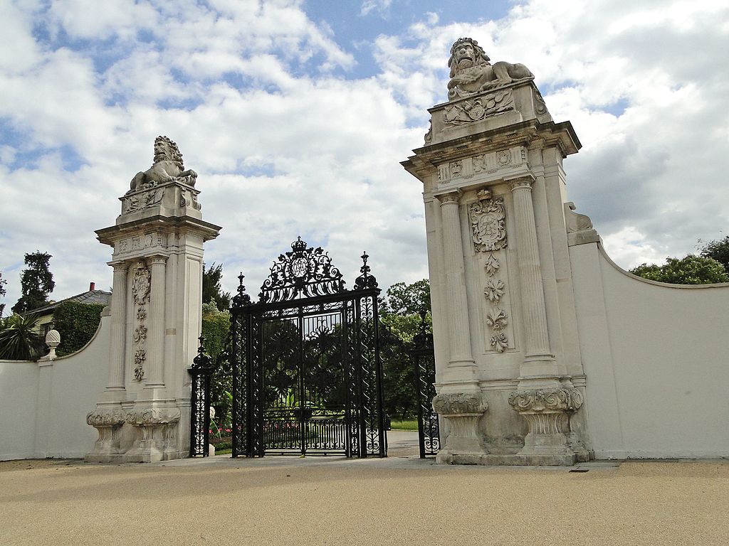 The_Lion_Gate_at_Hampton_Court_Palace_-_panoramio.jpg