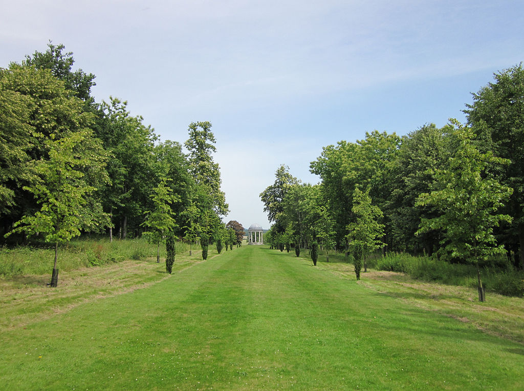 Towards_the_Rotunda,_Petworth_House.jpg