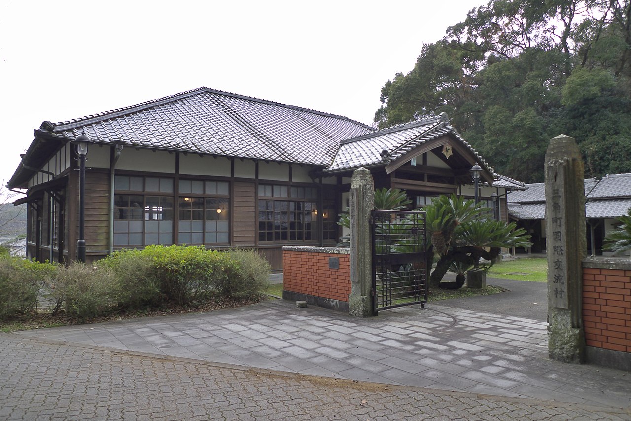 Uki-shi_Kokusai_koryu_mura_Ho_no_yakata.jpg