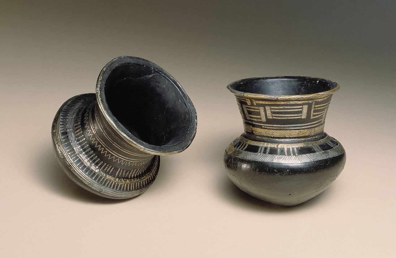 Urnfield_culture_pottery_inlaid_with_tin_foil,_Switzerland,_c._1000_BC.jpg