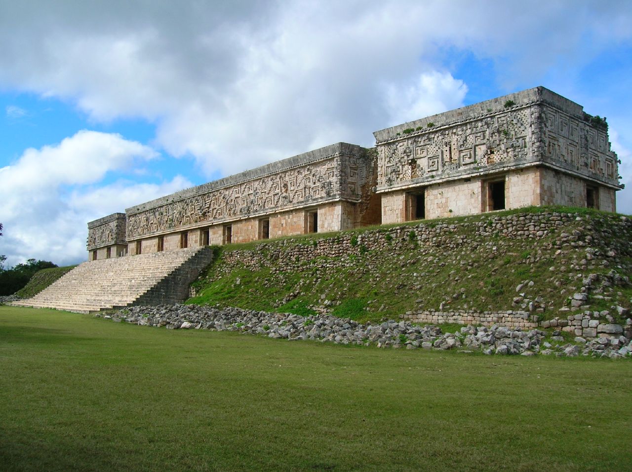 Uxmal-Palacio-del-Gobernador.jpg