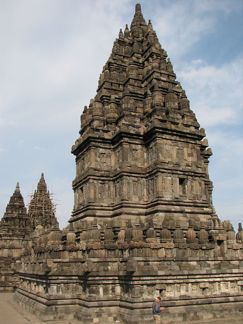 Vishnu_Prambanan_temple.jpg